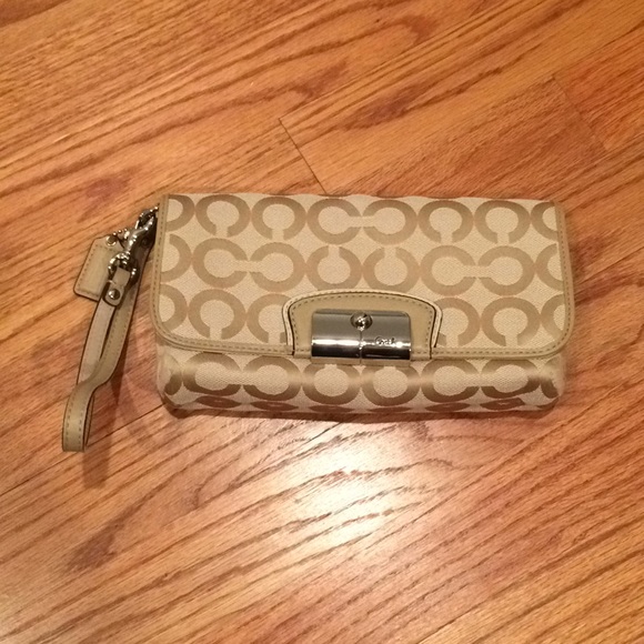 Coach Classic Signature Wristlet - Picture 1 of 5